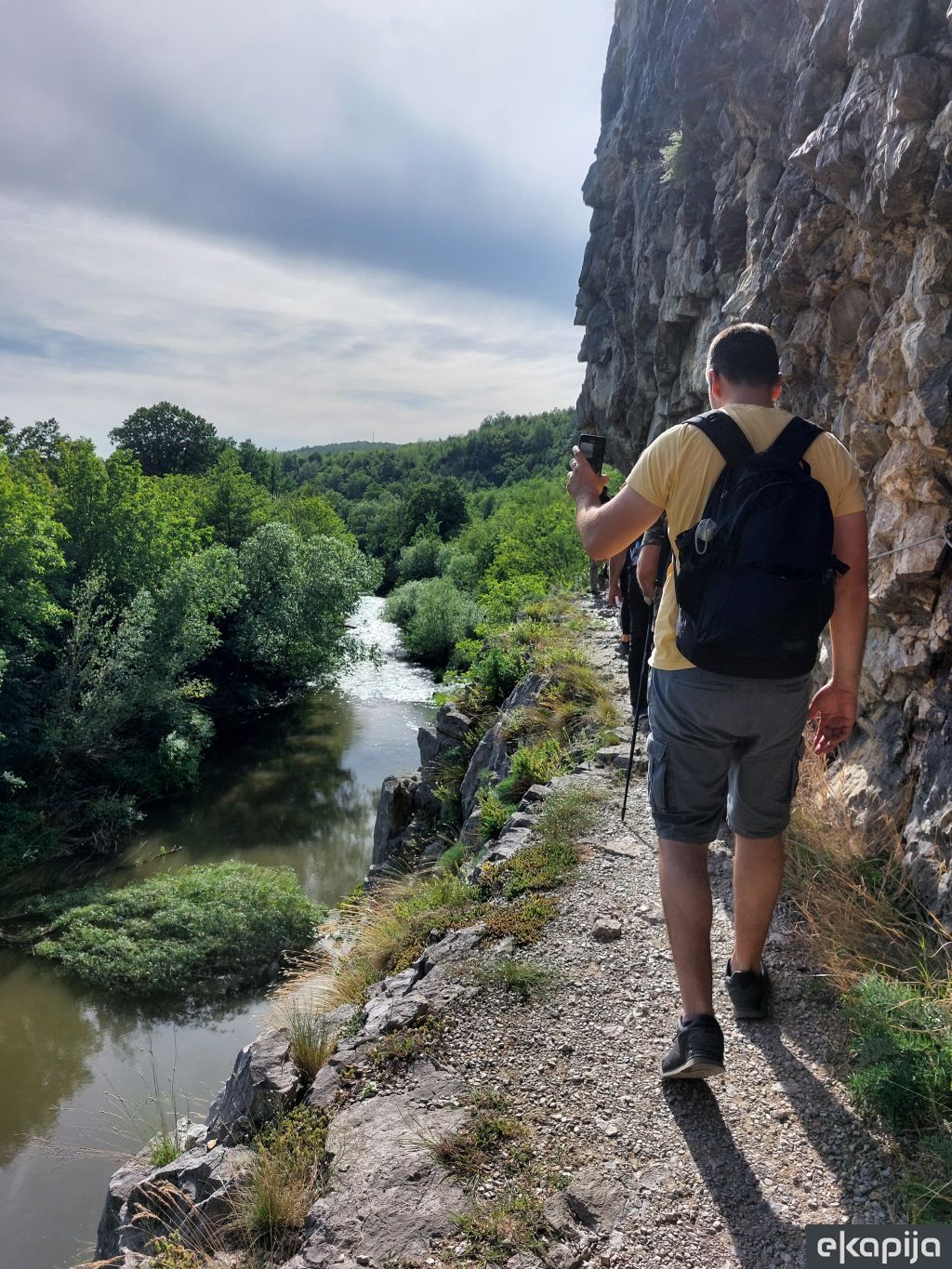 Staza između tunela sa pogledom na Neru