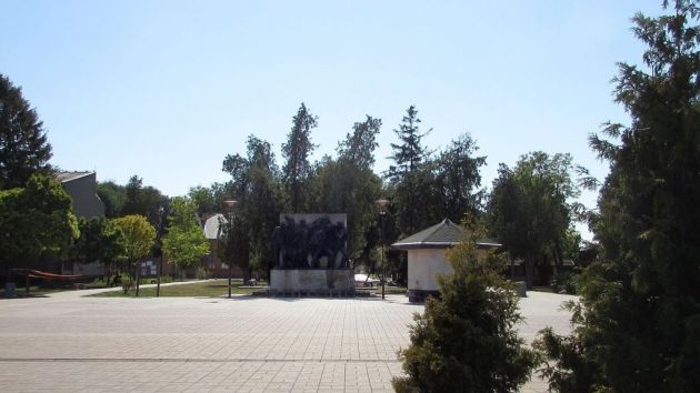 Bibićev trg i spomenik palim borcima Melenci Zrenjanin